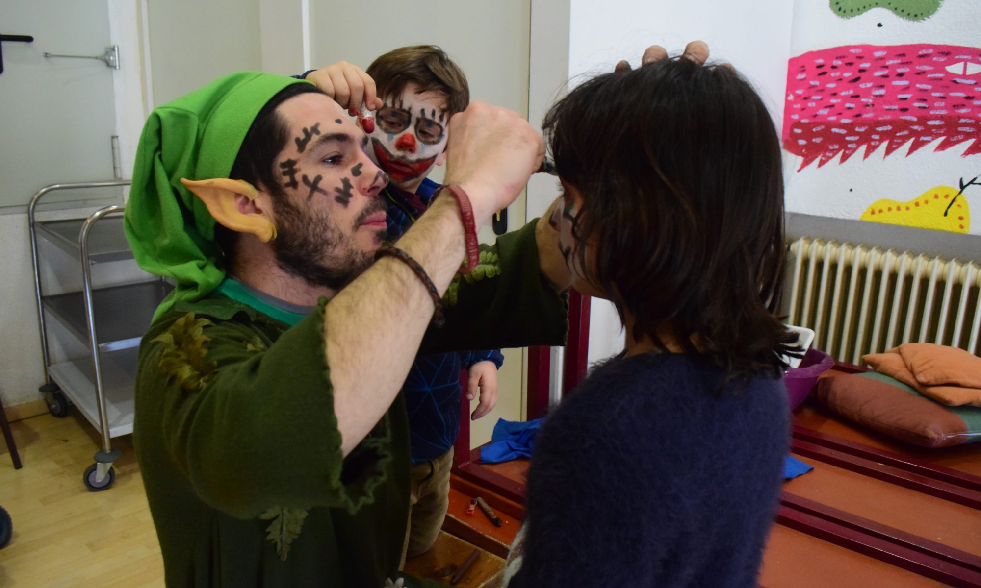 Persona maquillant nens per a una festa d'aniversari, vídeo professional realitzat per PinStudio - Productora audiovisual Barcelona
